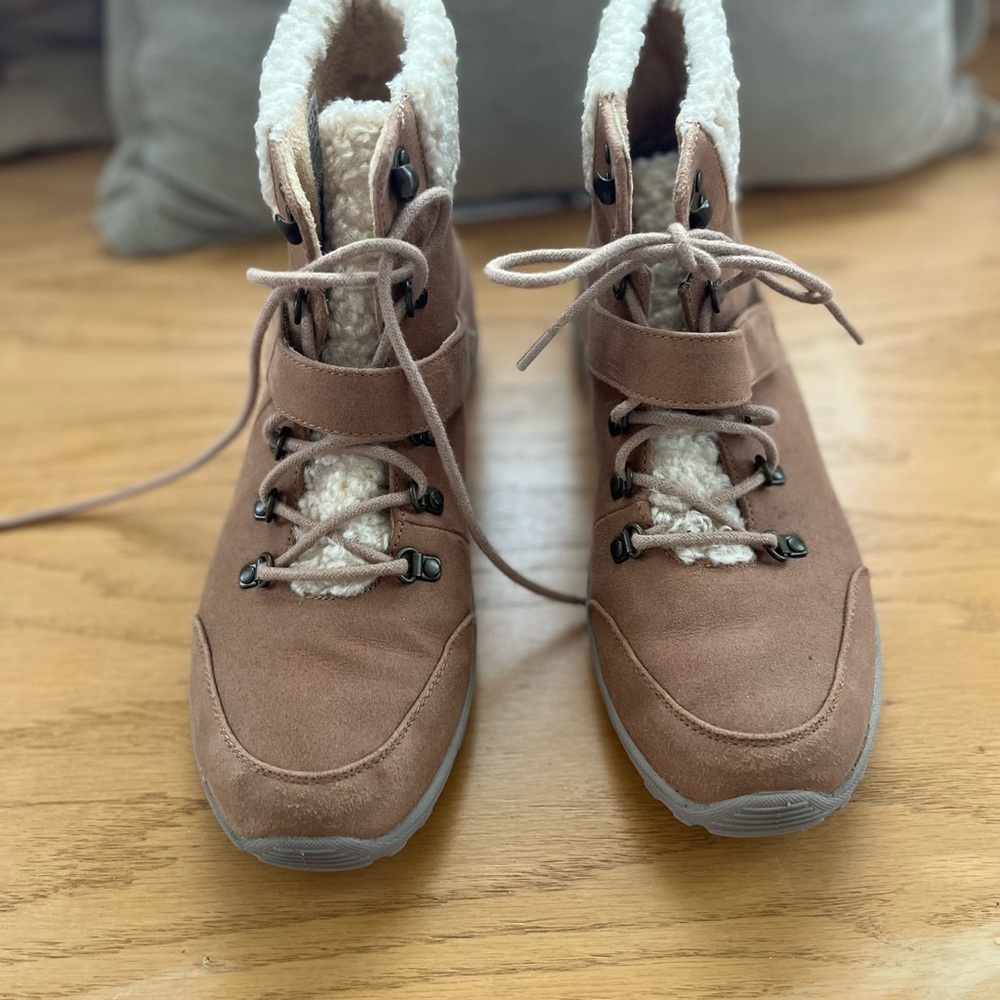 Sketchers Sherpa Lined Boots. Size 9.